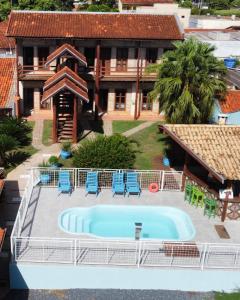 een bovenaanzicht van een huis met een zwembad bij Pousada Muito Bonito in Bonito