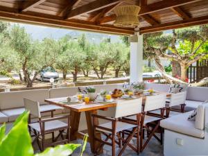 an outdoor dining room with a table and chairs at Bali Bay Luxury Apartment in Balíon