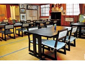 a classroom with tables and chairs in a room at Shinyu Onsen Kurikomaso - Vacation STAY 45507v in Kurihara