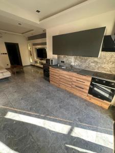 Μια τηλεόραση ή/και κέντρο ψυχαγωγίας στο BLU Apartments Sébénicoro