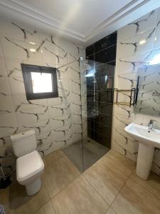 Ένα μπάνιο στο BLU Apartments Sébénicoro