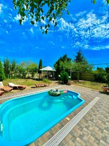 a swimming pool in a yard with a blue sky at Sanpic in Sanzhiyka +54 photos