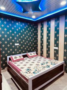 Llit o llits en una habitació de Hotel Raju Homestay Ayodhya 150 Meters from Shree Ram Janmbhoomi Temple 200 Meters from Ayodhya Dham Railway Station