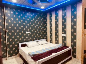 Llit o llits en una habitació de Hotel Raju Homestay Ayodhya 150 Meters from Shree Ram Janmbhoomi Temple 200 Meters from Ayodhya Dham Railway Station
