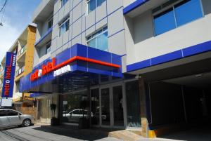 un edificio con una señal azul y roja. en Metro Hotel Panama, en Panamá