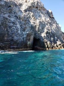 een grot aan de zijkant van een rotsachtige klif bij Villa del Sol in Barra de Potosi