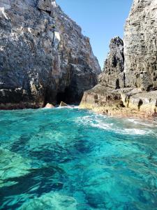 een waterlichaam naast een rotsachtige klif bij Villa del Sol in Barra de Potosi +3 foto's