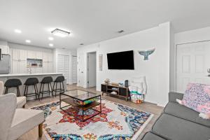 TV a/nebo společenská místnost v ubytování Sapphire Sands 3 Pools Pet Friendly