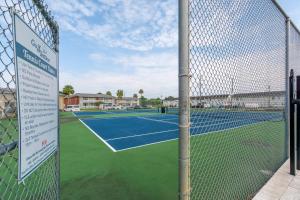Tenis a/nebo squash v ubytování Sapphire Sands 3 Pools Pet Friendly nebo okolí
