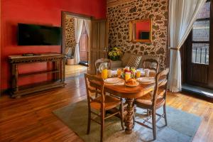 TV a/nebo společenská místnost v ubytování CASA SAUTO Luxury Suite in Downtown