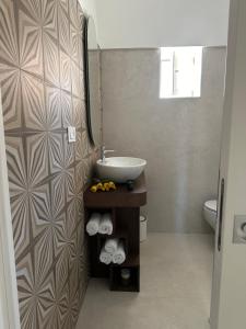 een badkamer met een wastafel en een spiegel bij Casa Nassiriya in Trani +16 foto's