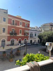 een balkon met uitzicht op een straat met een gebouw bij Casa Nassiriya in Trani