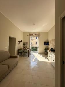 een woonkamer met een bank en een tafel bij Casa Nassiriya in Trani