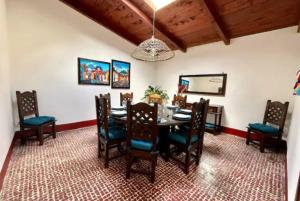 Χώρος καθιστικού στο T1-House 14 guests 3 blocks from Central Park