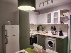 a kitchen with a refrigerator and a washing machine at Апартамент Квадратчето in Vratsa