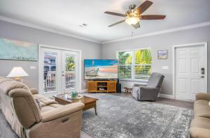 ein Wohnzimmer mit Sofa und Deckenventilator in der Unterkunft Manatee Watch in Big Pine Key
