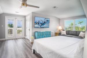 ein Schlafzimmer mit einem großen Bett und einer Couch in der Unterkunft Manatee Watch in Big Pine Key + 41 Fotos
