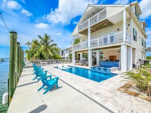 ein Haus mit Swimmingpool direkt am Meer in der Unterkunft Manatee Watch in Big Pine Key