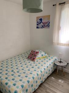sypialnia z łóżkiem z poduszką i stołem w obiekcie Le lavandou rdj avec piscine résidence Le Lavandor w mieście Le Lavandou +3 zdjęcia