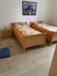 two twin beds in a room with a floor at Ferienwohnung 2 Zimmer 55 qm Betten trennbar 1 Stock in Ilbenstadt