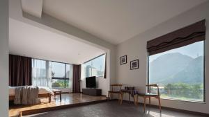 Nespecifikovaný výhled na hory nebo výhled na hory při pohledu z hotelu