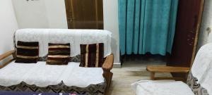 Llit o llits en una habitació de Hotel Raju Homestay Ayodhya 150 Meters from Shree Ram Janmbhoomi Temple 200 Meters from Ayodhya Dham Railway Station