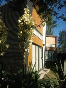 a building with a door and a bunch of flowers at Minicasas in Villa Ciudad Parque