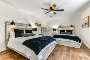 a bedroom with two beds and a ceiling fan at Colorful Baton Rouge Home Deck, Grill and Fire Pit in Baton Rouge