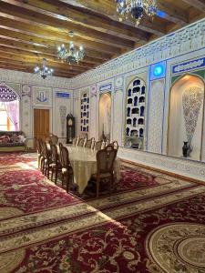 una sala de reuniones con mesa y sillas. en Shukrona Guest house, en Bukhara