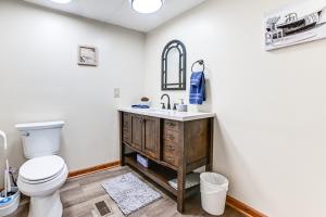 Ένα μπάνιο στο Peaceful McEwen Home with Spacious Yard! +17 φωτογραφίες
