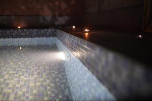 ein Schwimmbad in der Nacht mit Licht drauf in der Unterkunft Traditional house in Marrakesch + 38 Fotos