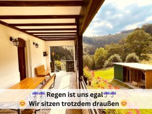 O vedere generală la munți sau o vedere la munte luată de la această casă de vacanță +61 fotografii