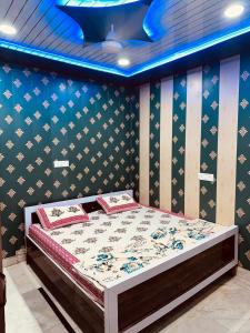 Llit o llits en una habitació de Hotel Raju Homestay Ayodhya 150 Meters from Shree Ram Janmbhoomi Temple 200 Meters from Ayodhya Dham Railway Station