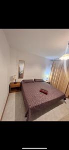 ein Schlafzimmer mit einem Bett und einem Spiegel an der Wand in der Unterkunft Habitación en Manacor in Manacor