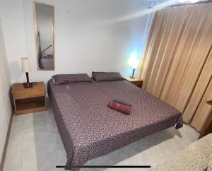 ein Schlafzimmer mit einem Bett mit einem Koffer drauf in der Unterkunft Habitación en Manacor in Manacor