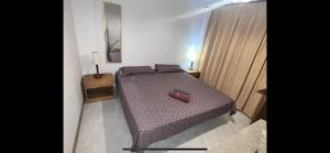 ein Schlafzimmer mit einem Bett in einem Zimmer mit einem Spiegel in der Unterkunft Habitación en Manacor in Manacor