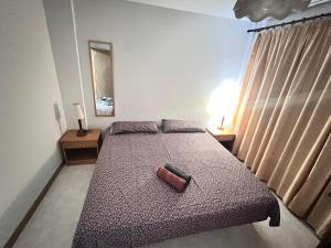 ein Schlafzimmer mit einem Bett mit einer roten Tasche darauf in der Unterkunft Habitación en Manacor in Manacor