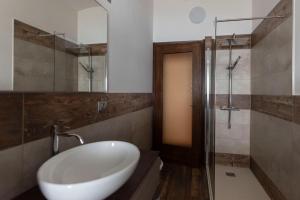A bathroom at Sky & Vineyards - Melograno -
