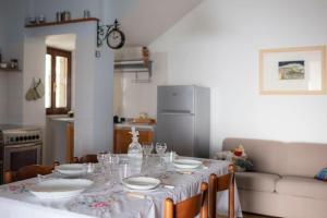 A kitchen or kitchenette at Sky & Vineyards - Melograno -