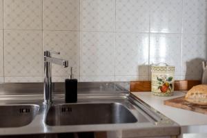 A kitchen or kitchenette at Sky & Vineyards - Melograno -