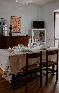 A television and/or entertainment centre at Sky & Vineyards - Melograno -