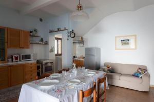 A kitchen or kitchenette at Sky & Vineyards - Melograno -