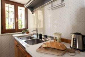A kitchen or kitchenette at Sky & Vineyards - Melograno -