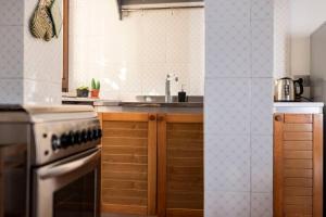 A kitchen or kitchenette at Sky & Vineyards - Melograno - Még 32 kép