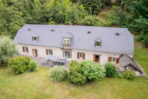 an aerial view of a large house in a field at La grange des Thermes in Beaucens