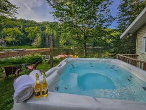 a hot tub in the backyard of a house at Chalet du Domaine Spa privé et lac in Saint Adolphe D'Howard