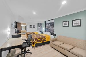 Posezení v ubytování Super 8 by Wyndham McAllen-Downtown-Airport-LA Plaza Mall