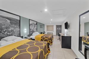 Postel nebo postele na pokoji v ubytování Super 8 by Wyndham McAllen-Downtown-Airport-LA Plaza Mall