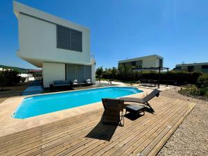 una casa con piscina al lado de un edificio en Dialez Holidays - Villarenys, en Arenys de Mar
