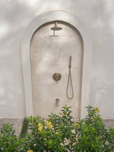 an archway with a shower in a building at Casa Deriva - Modern 3 Bedroom AC with Pool in Playa Maderas